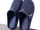 des chaussons bleu marine avec des trous dans la semelle