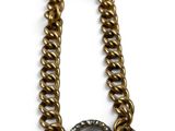 gros plan d'un collier sur fond blanc