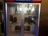 un réfrigérateur contenant deux bouteilles de vin