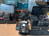 tout un tas d'appareils électroniques posés sur la table