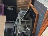 une table avec des chaises et un tableau noir dans un coin de la pièce
