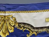 une image représentant une écharpe bleue et dorée ornée d'une croix