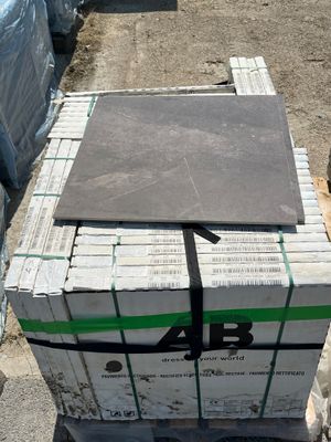 une pile de cartons posée sur une palette au sol