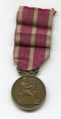 médaille violette et dorée sur fond blanc, accompagnée d'un ruban rouge