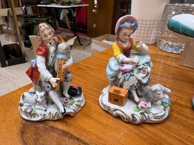 Sitzendorf, Paire de Figurines en porcelaine polychrome et or représen