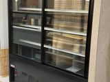 une grande vitrine contenant beaucoup de nourriture