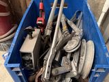 une boîte bleue remplie d'outils