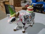 une figurine de vache coiffée d'un chapeau d'anniversaire