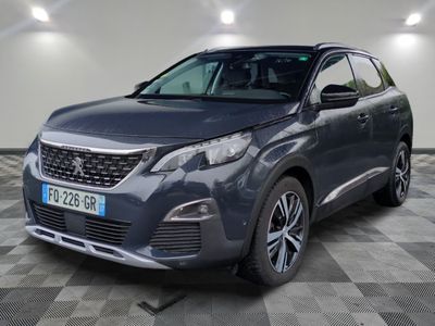 une voiture grise garée dans un garage au sol en damier