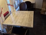 une table et des chaises dans une petite pièce dotée d'une fenêtre