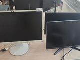 deux écrans posés côte à côte sur un bureau
