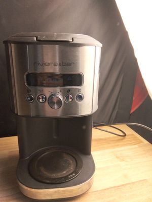 une cafetière posée sur une table en bois
