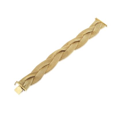gros plan d'un bracelet en or sur fond blanc