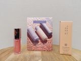 deux flacons de vernis à ongles et une boîte de vernis à ongles posés sur une table
