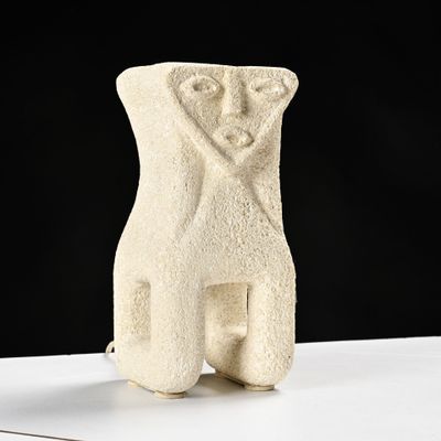 une sculpture représentant un ours posée sur une table