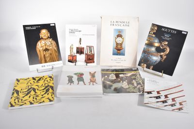 plusieurs livres sont posés sur une surface blanche avec un fond blanc