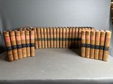 un tas de vieux livres posés sur une table