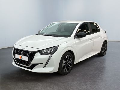 une voiture blanche garée dans une pièce au sol noir