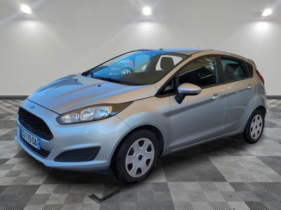 une Ford Fiesta argentée garée sur un sol en carrelage à damier
