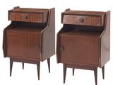 paire de tables de chevet en noyer datant du milieu du siècle, avec des ferrures en laiton