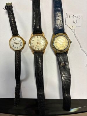 Trois types différents de montres-bracelets sont exposés sur une table