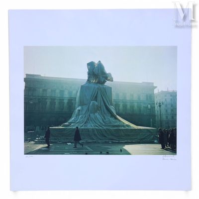 une photo d'une statue représentant une femme sur laquelle est posé un oiseau