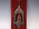 une photo d'une plaque métallique sur laquelle figure une statue