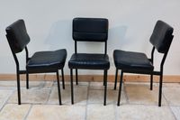 Suite de trois chaises en métal laqué noir garniture en skaï… (photo 3)