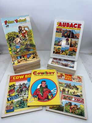 un tas de bandes dessinées et de livres posés sur une table