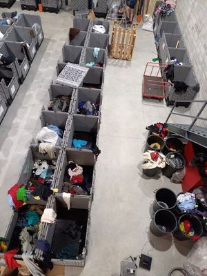 une pièce remplie de nombreuses boîtes et bacs