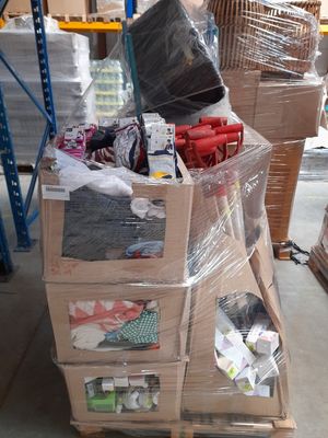 de nombreux cartons empilés les uns sur les autres dans un entrepôt