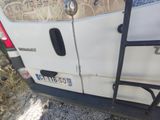 une camionnette blanche garée sur le bord de la route