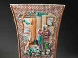 une image représentant un vase décoré d'une peinture, posé sur une table