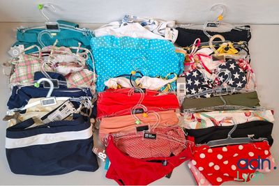 Lot de 20 maillots de bain pour femme de diverses tailles et…