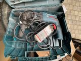 une boîte contenant une perceuse et d'autres outils