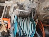 un tas d'objets et d'outils en tout genre dans un garage