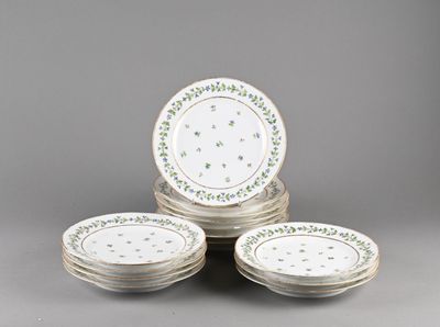 plusieurs assiettes sont empilées les unes sur les autres sur une surface grise