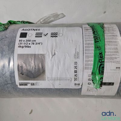 une photo d'un rouleau de tissu emballé dans du plastique