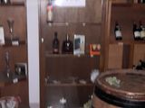 une pièce où les étagères sont remplies de bouteilles de vin
