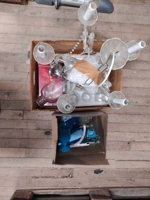 2 Cartons comprenant lustres en verre, vase en verre opalin …