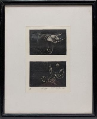 une photo en noir et blanc composée de deux clichés représentant une personne tenant un poisson
