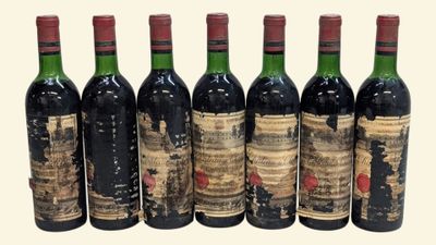 six bouteilles de vin rouge sont alignées