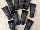 un tas de tubes noirs posés sur un plancher en bois