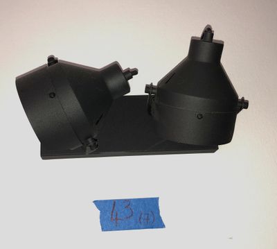 un gros plan sur une paire de lampes noires posées sur une surface blanche