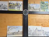 une photo d'une photo représentant une fenêtre sur laquelle figurent des images