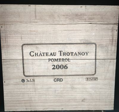 une boîte en bois sur laquelle est apposée une étiquette indiquant « Château Trotanoy »