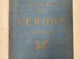 un vieux livre bleu orné d'inscriptions dorées, posé sur une table
