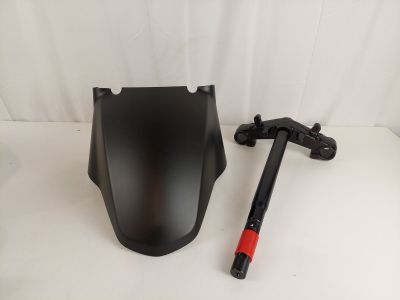 un gros plan sur un pare-brise de moto avec un marteau posé sur une surface blanche