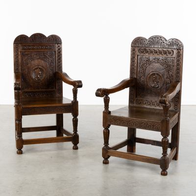 paire de chaises anciennes en chêne sculpté, ornées de têtes de lion sur le dossier