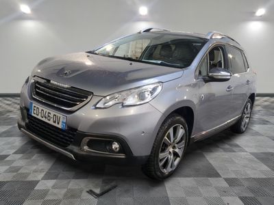 la voiture argentée est garée dans le garage sur un sol en damier